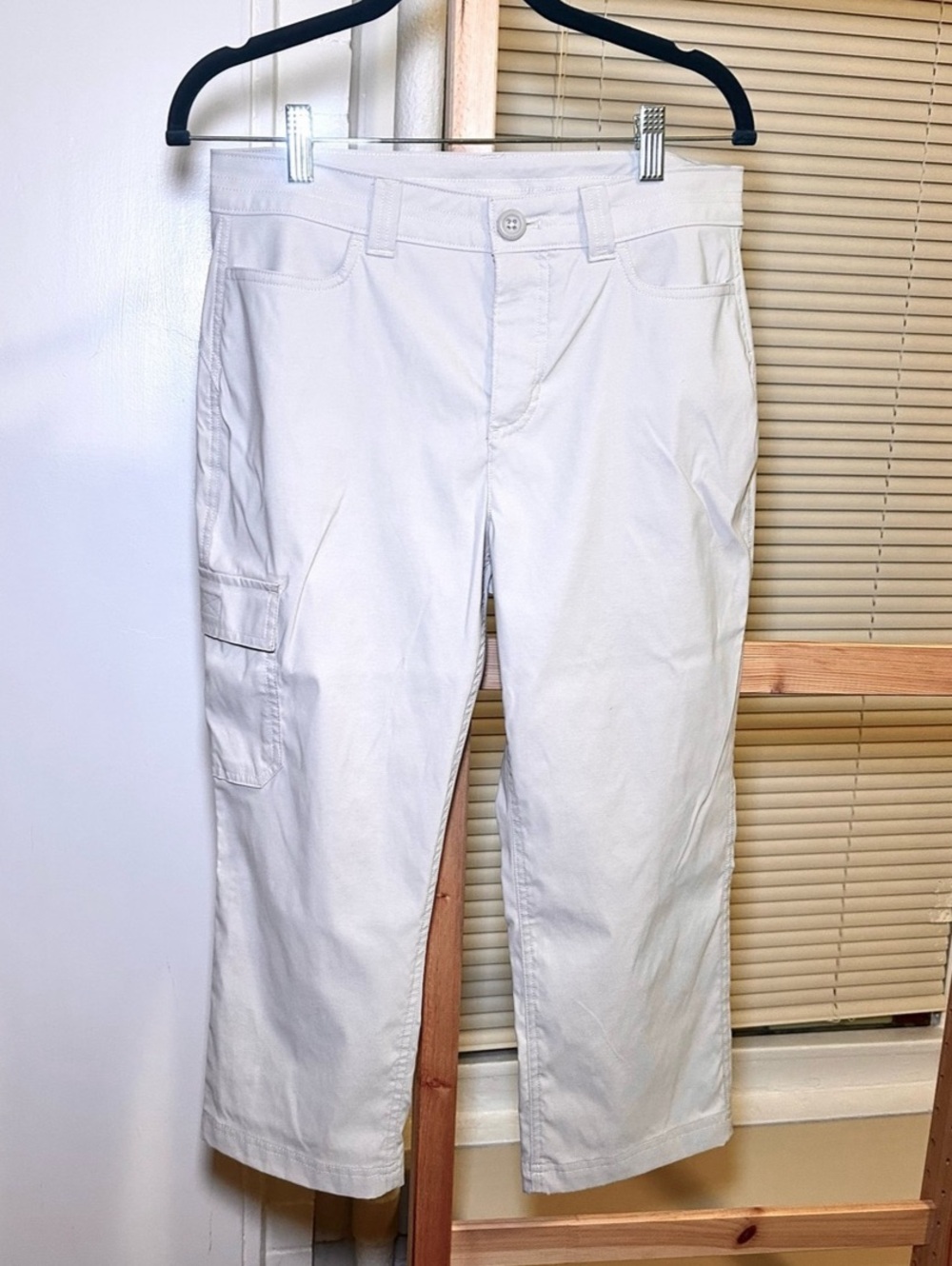 Eddie Bauer White Cargo Capris size 4